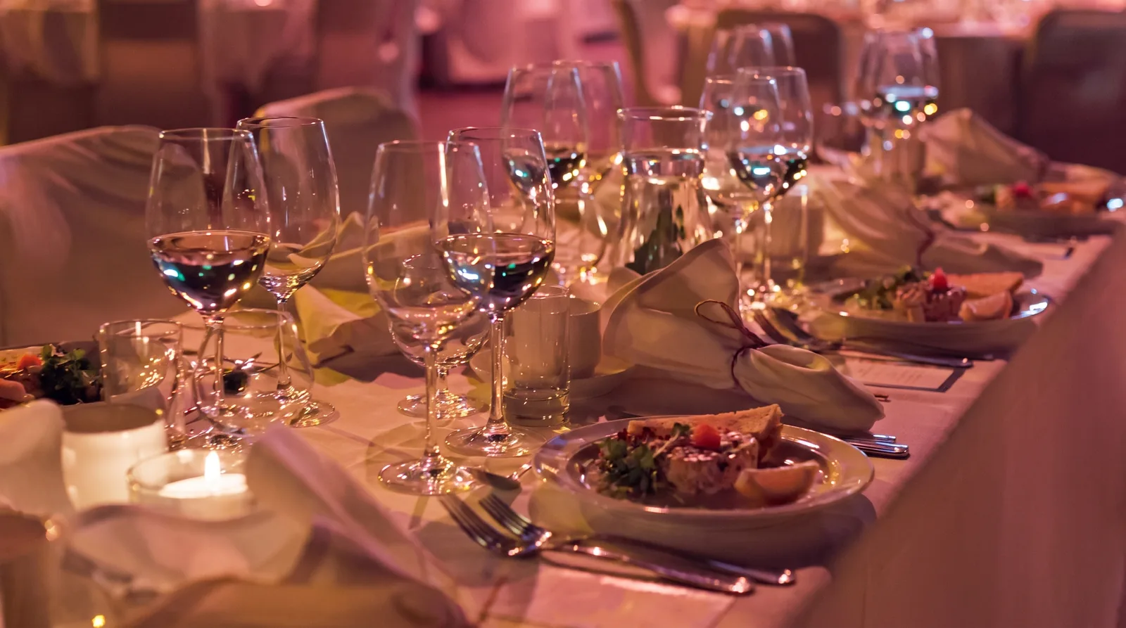 Dukat bord med vin och förrätter