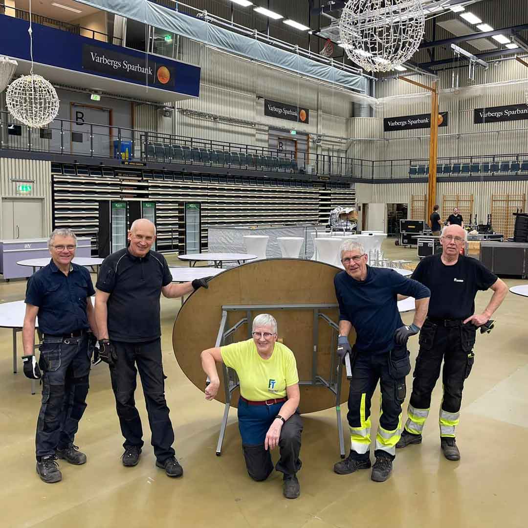 Farmartjänst lägger golv