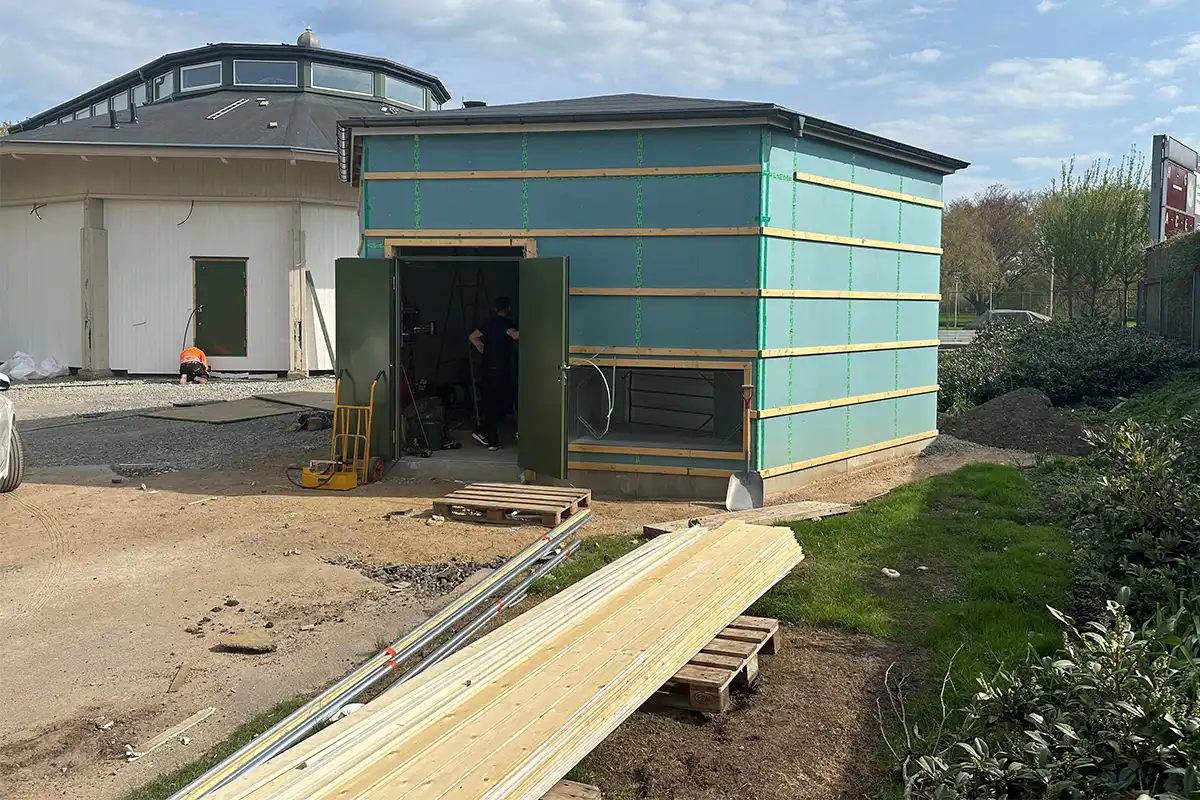 Ventilations- och värmehuset bakom Rotundan