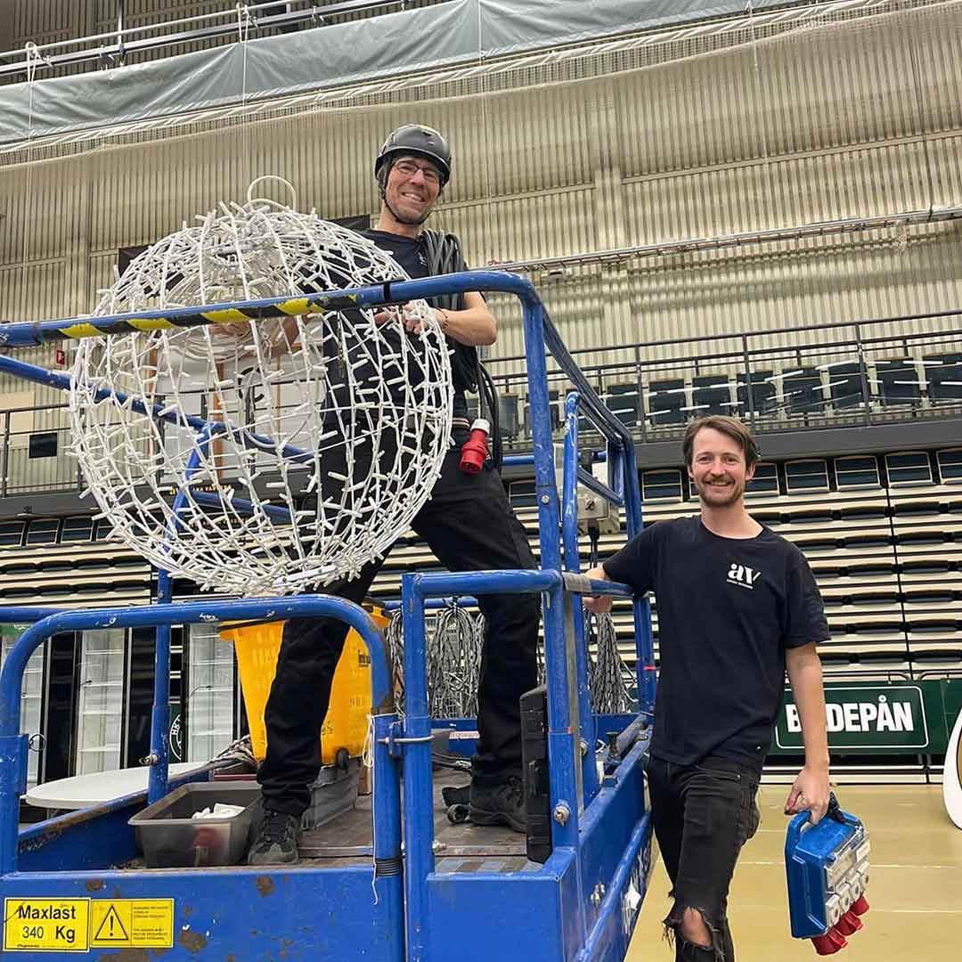 Max och Jens hänger belysning