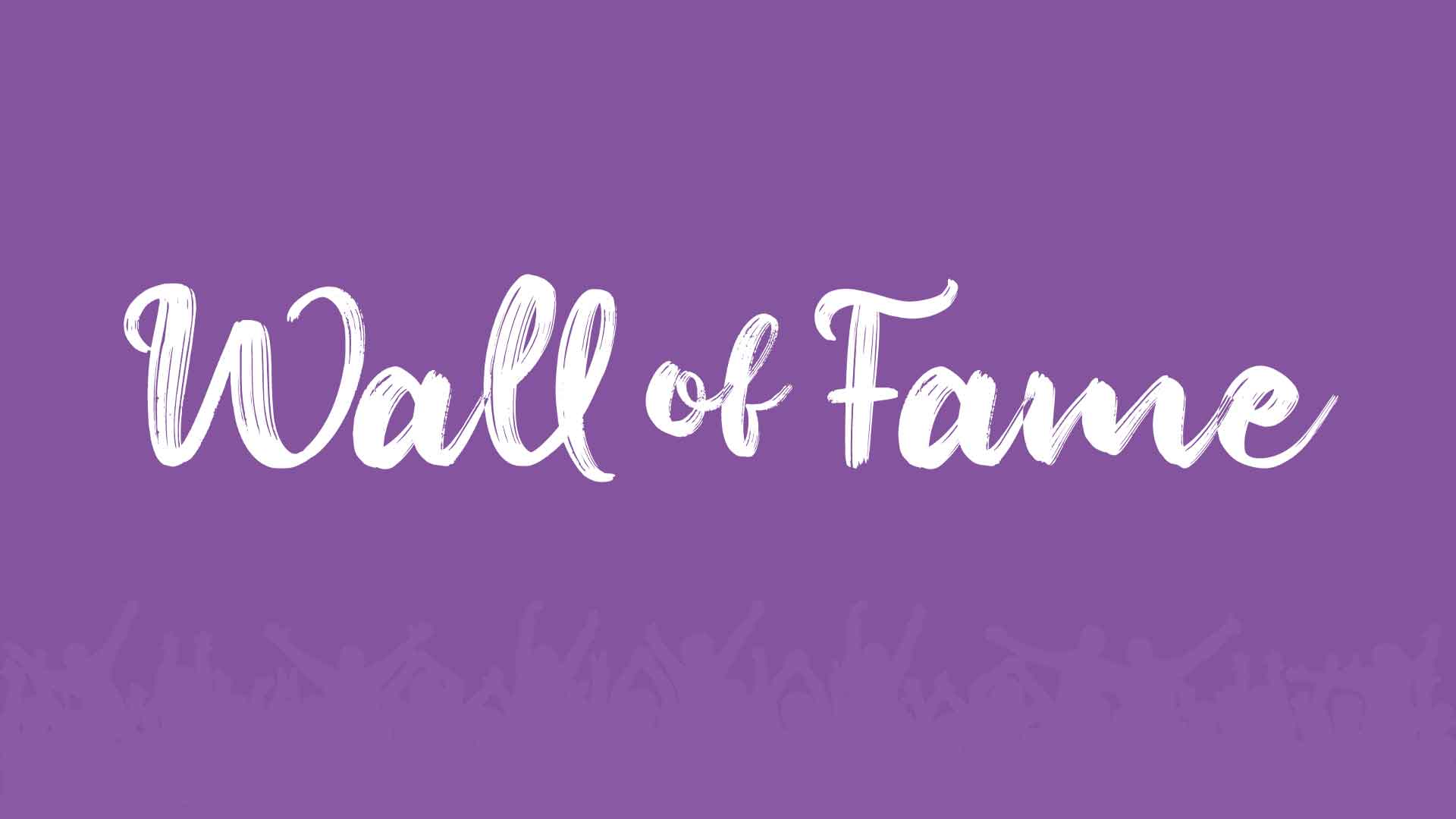 Wall of Fame — vit skript-text mot lila bakgrund med jublande publik