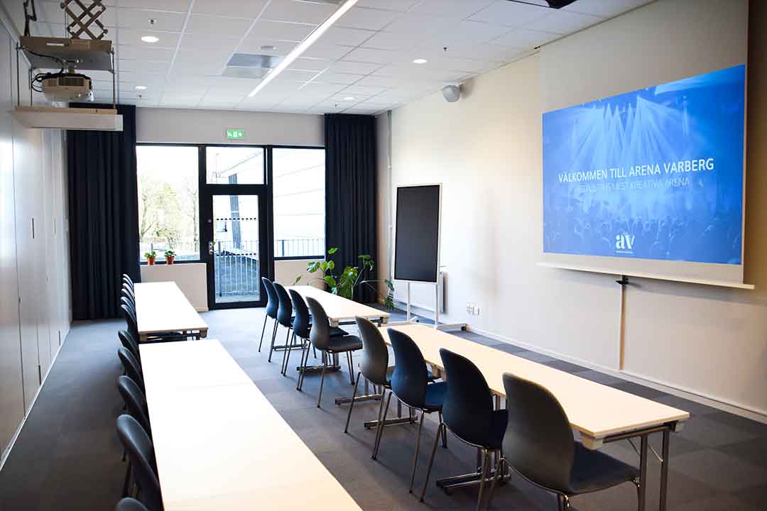 Subbe Fyr i skolsittning med projektor och balkongdörr
