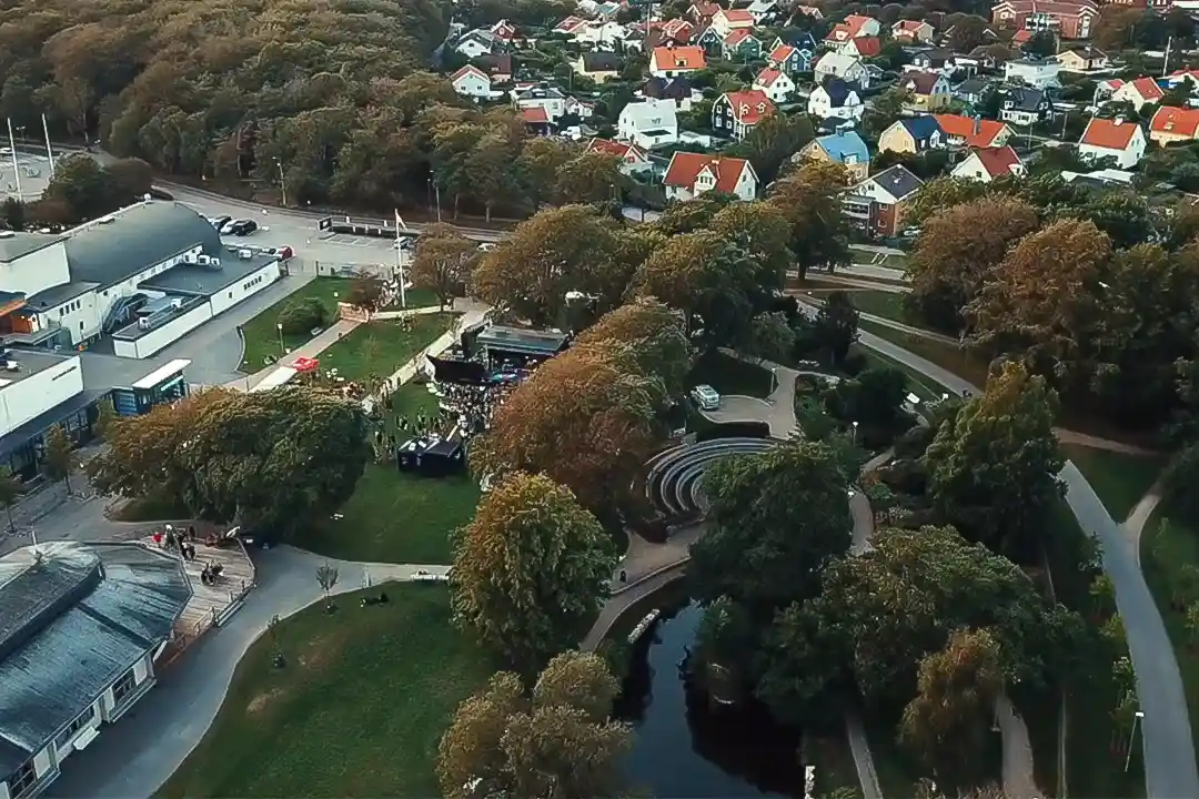 Flygbild över Nöjesparken med utescenen och grönytorna